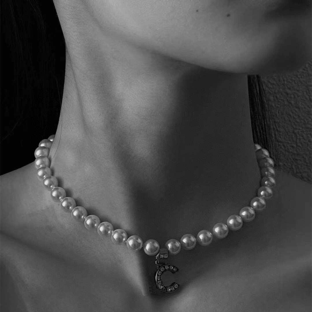 Luxury 2021 designer women's short Pearl Pendant Chain diamond letter retro show temperament simple match fashion versatile essential style gift, Silver
Luxury 2021 designer women's short Pearl Pendant Chain diamond letter retro show temperament simple match fashion versatile essential style gift, Silver
