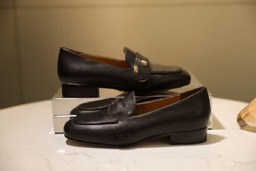 designer shoes logo brand latest fashion women leather material shows luxury and elegance classic 2.5cm high heel size for 34-40, Black
designer shoes logo brand latest fashion women leather material shows luxury and elegance classic 2.5cm high heel size for 34-40, Black