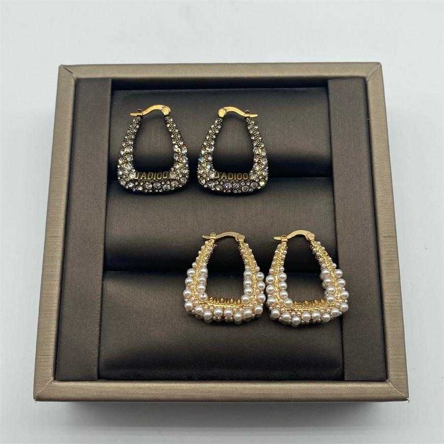 stud D home / Dijia style letter diamond pearl net red the same fashion temperament Earrings femalej
stud D home / Dijia style letter diamond pearl net red the same fashion temperament Earrings femalej