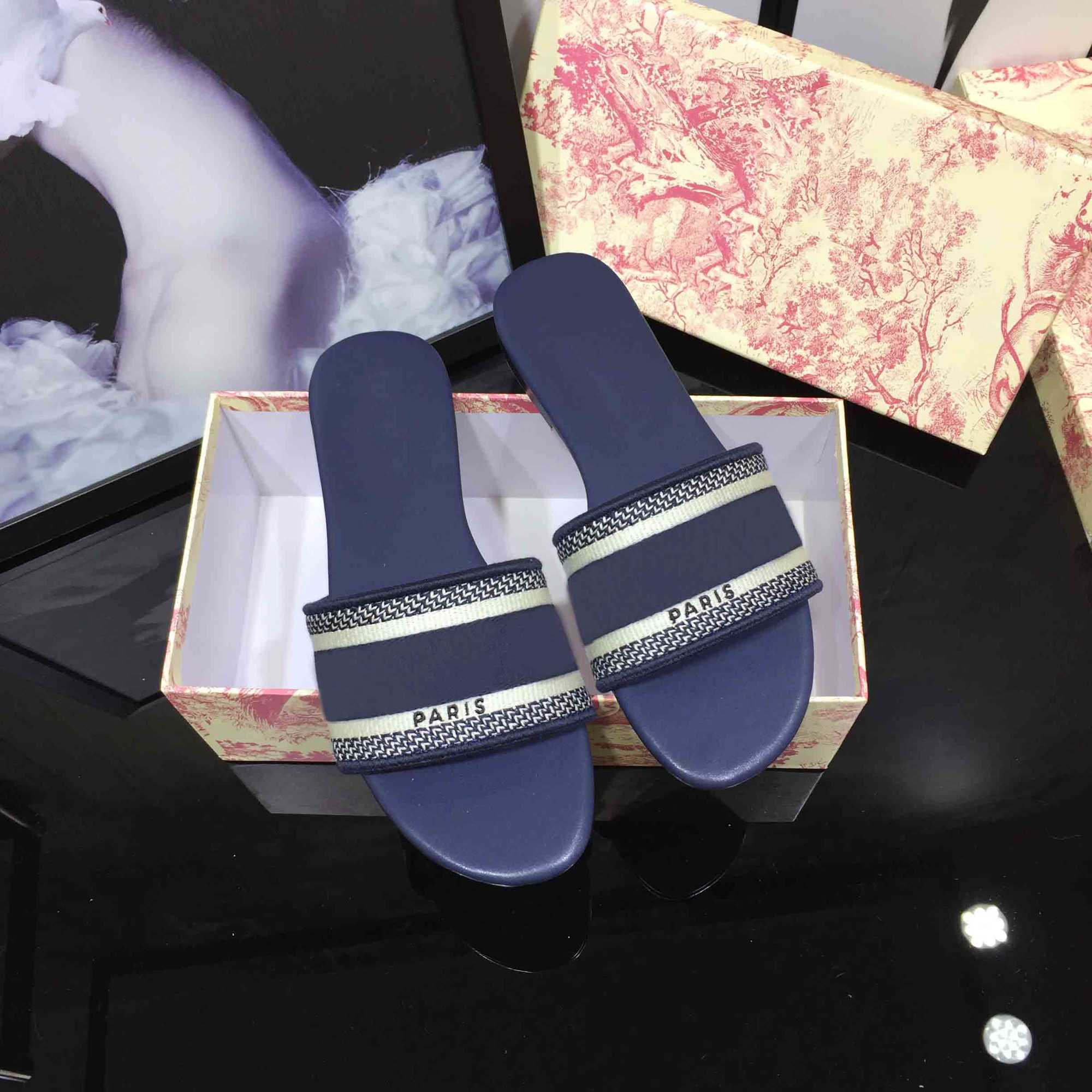 2021 Designer Women Slippers Embroidery Sandal Floral Brocade Fashion Flip Flops Striped Beach Genuine Leather Dazzle Flowers Slipper Box
2021 Designer Women Slippers Embroidery Sandal Floral Brocade Fashion Flip Flops Striped Beach Genuine Leather Dazzle Flowers Slipper Box
