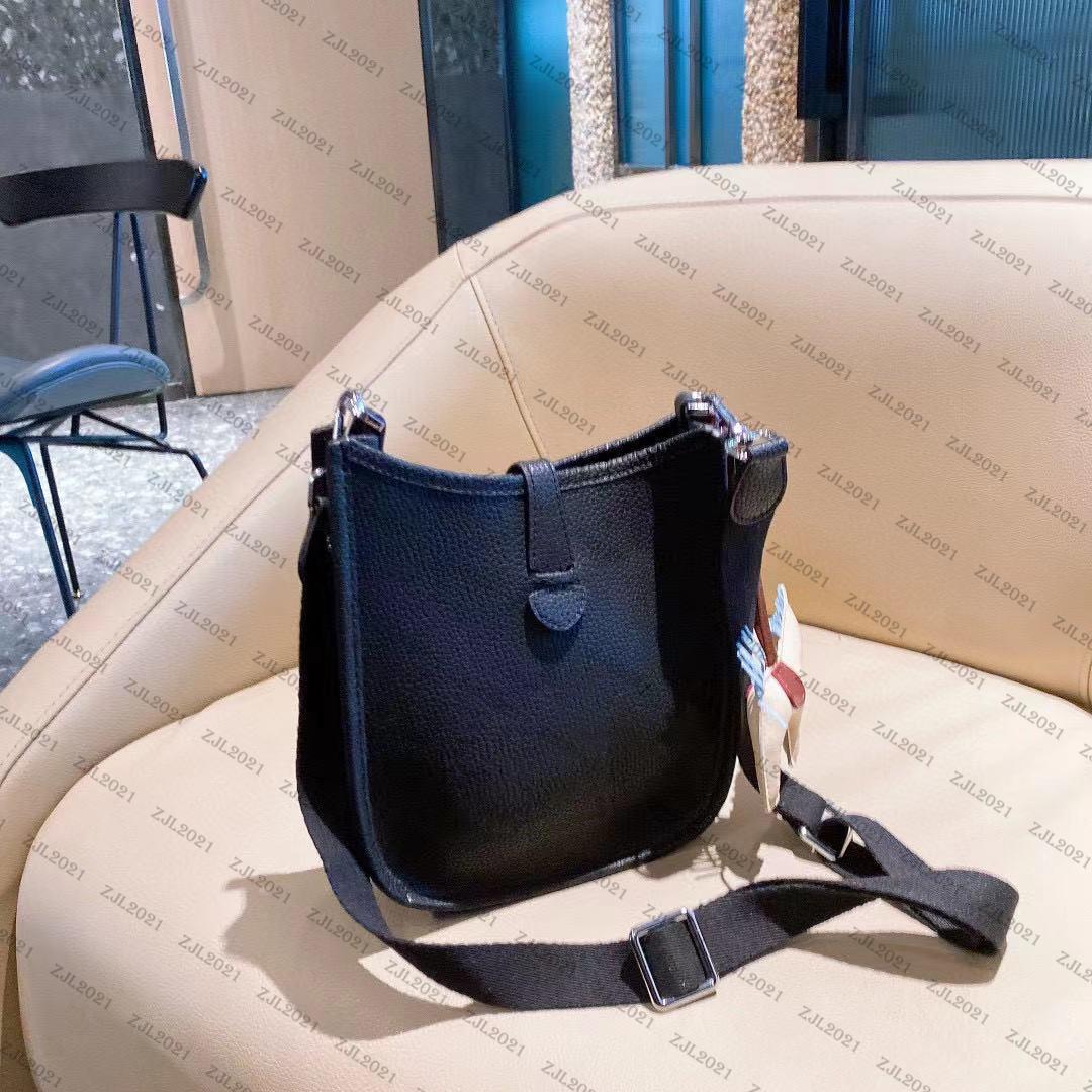 Women Luxurys Designers Bags 2021 mini fashion retro classic hollow perforated leather simple shoulder bag slung portable
Women Luxurys Designers Bags 2021 mini fashion retro classic hollow perforated leather simple shoulder bag slung portable