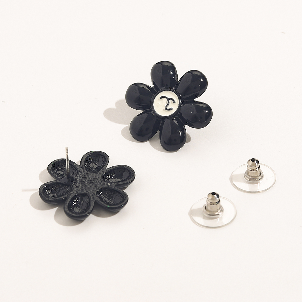 Luxury Brand Designers Letters Ear Stud Black Sunflower Stainless Steel Geometric Famous Women Steel Seal Print High Quality Earring Wedding Party Jewerlry
Luxury Brand Designers Letters Ear Stud Black Sunflower Stainless Steel Geometric Famous Women Steel Seal Print High Quality Earring Wedding Party Jewerlry