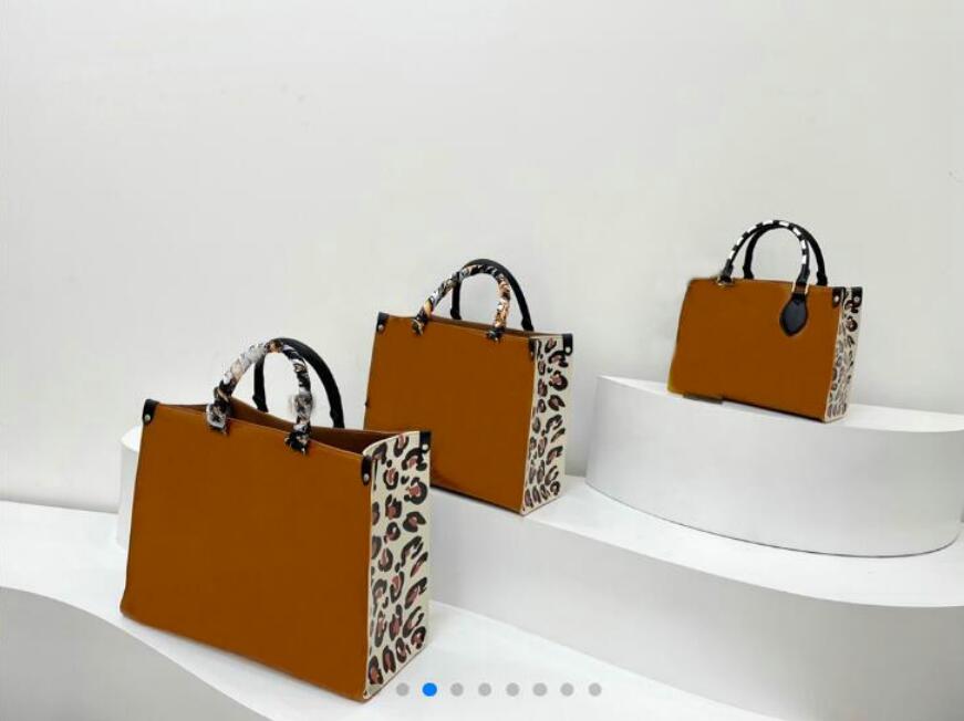 Fashion Crafty Onthego MM tote Shoulder Bag 2022 Women Designer Handbags saling purses shopping Messenger bags tote handbag 3 size, Black/white
Fashion Crafty Onthego MM tote Shoulder Bag 2022 Women Designer Handbags saling purses shopping Messenger bags tote handbag 3 size, Black/white
