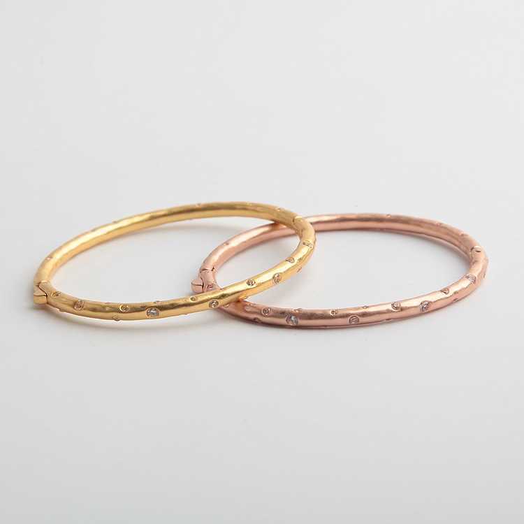 American Style Embedded with Sparkling Zircon Fine Styles Can Open Bracelets in Two Colors Q0720
American Style Embedded with Sparkling Zircon Fine Styles Can Open Bracelets in Two Colors Q0720