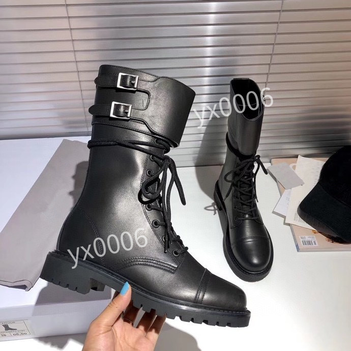 

designer Interlocking Black lambskin leather ankle boots snow boot round Toe pull-on Martin booties fz201022, 01