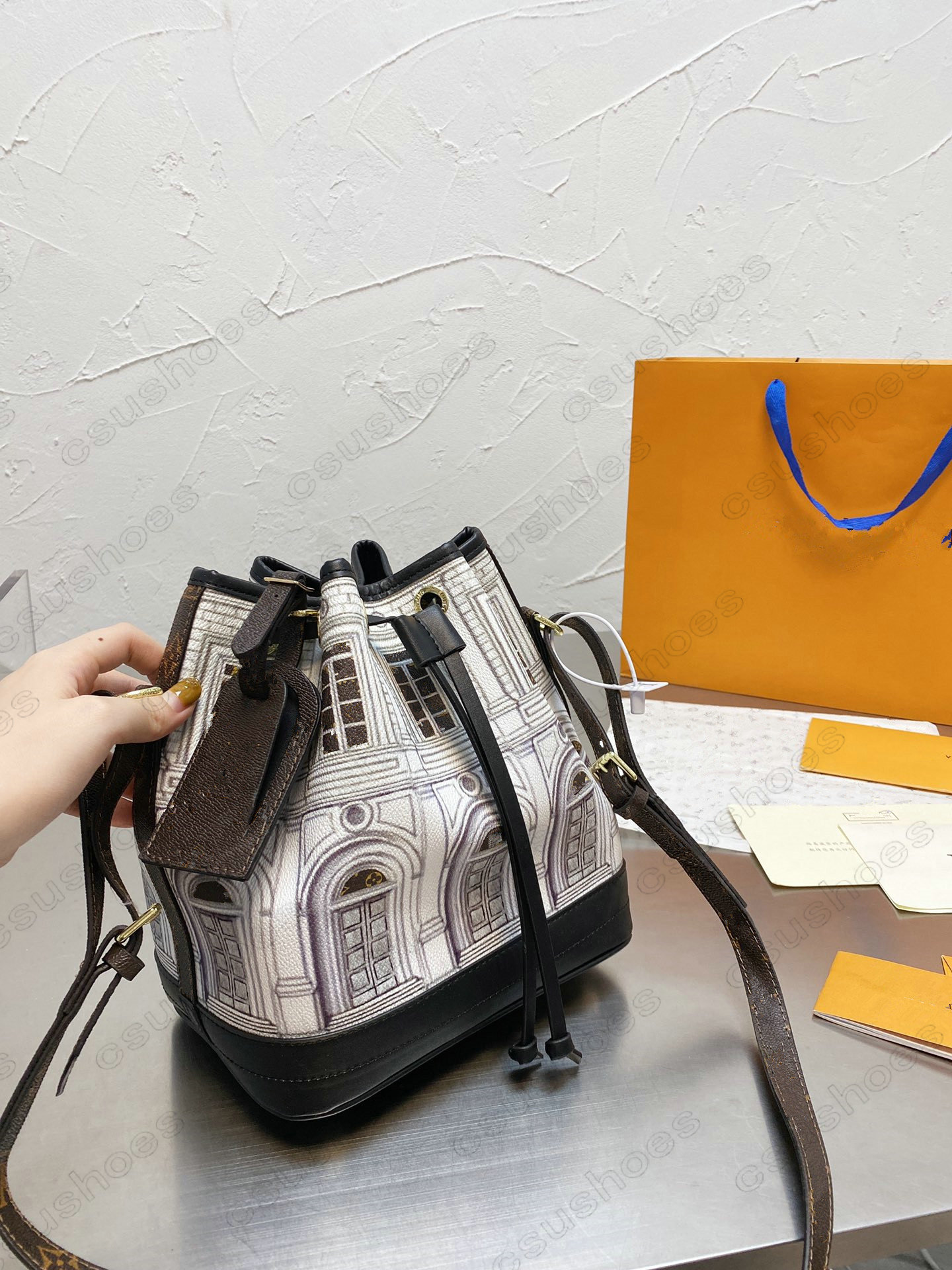 Architettura bucket bag NEONOE Noé MM Fornasetti capsule Womens Should Bags Handbag Italian design Atelier Blended Fabrics Designer Luxurys NOE Crossbody M59105, Customize
Architettura bucket bag NEONOE Noé MM Fornasetti capsule Womens Should Bags Handbag Italian design Atelier Blended Fabrics Designer Luxurys NOE Crossbody M59105, Customize