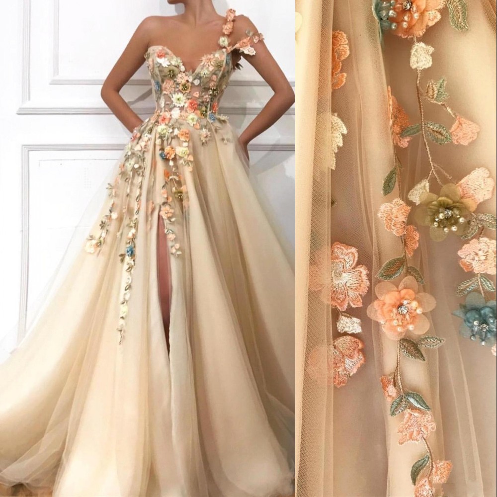 2021 Champagne Tulle A Line Prom Dresses One Shoulder Lace Appliques Beaded 3D Floral Flowers Side Split Arabic Long Party Evening Gowns, White
2021 Champagne Tulle A Line Prom Dresses One Shoulder Lace Appliques Beaded 3D Floral Flowers Side Split Arabic Long Party Evening Gowns, White
