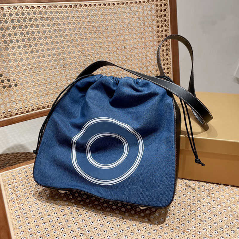 CLASSIC FLOWER Lady Canvas Stitching Leather Crossbody Bag Women Letter Bucket Handbag Fashion Daily Shoulder Back High Quality, Blue
CLASSIC FLOWER Lady Canvas Stitching Leather Crossbody Bag Women Letter Bucket Handbag Fashion Daily Shoulder Back High Quality, Blue