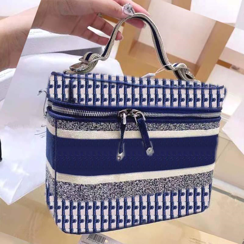 2021 Fashion Letter Pattern Female Cosmetic Bag Large Capacity Beauty Bags Big Brand Handbag Lady Tote, Extra fee(not sale)
2021 Fashion Letter Pattern Female Cosmetic Bag Large Capacity Beauty Bags Big Brand Handbag Lady Tote, Extra fee(not sale)