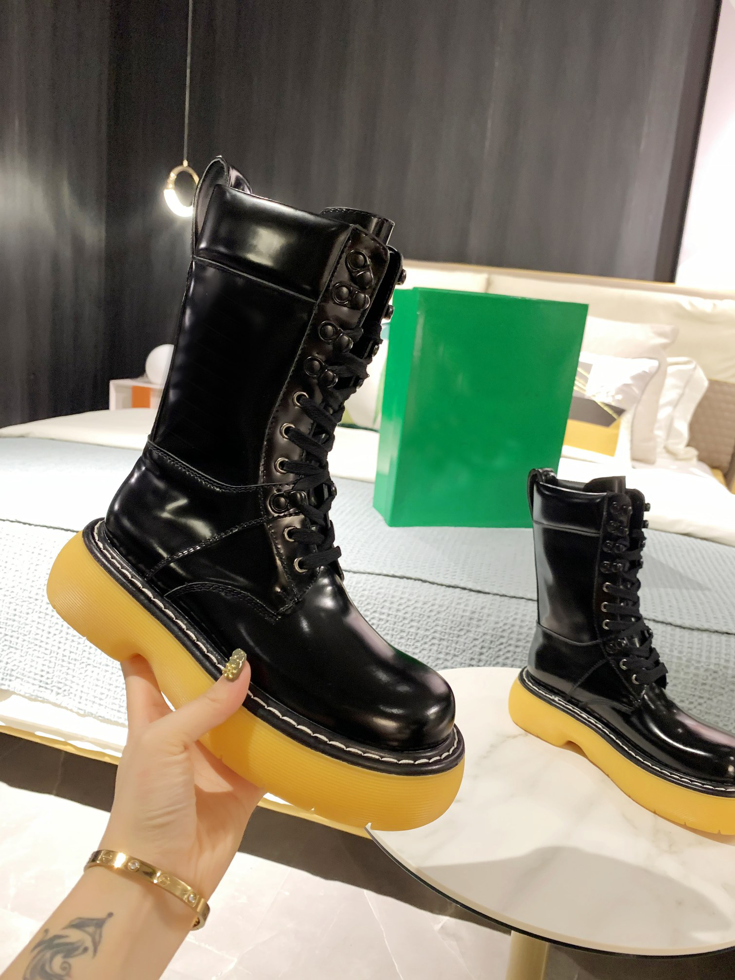 Design slide high quality womens famous shoes leather B fashion Martin boots round head middle heel V womens shoes lace up thick soled womens shoes, Extra laces
Design slide high quality womens famous shoes leather B fashion Martin boots round head middle heel V womens shoes lace up thick soled womens shoes, Extra laces