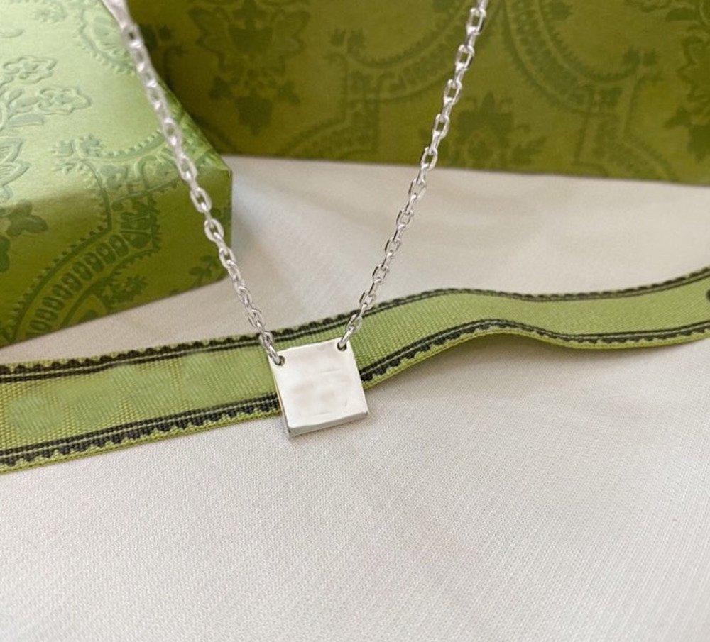 Designer G letter Pendant Necklaces for men women 925 Sterling Silver Small Square necklace Fashion Charm Accessories high quality Necklace love gift Jewelry
Designer G letter Pendant Necklaces for men women 925 Sterling Silver Small Square necklace Fashion Charm Accessories high quality Necklace love gift Jewelry