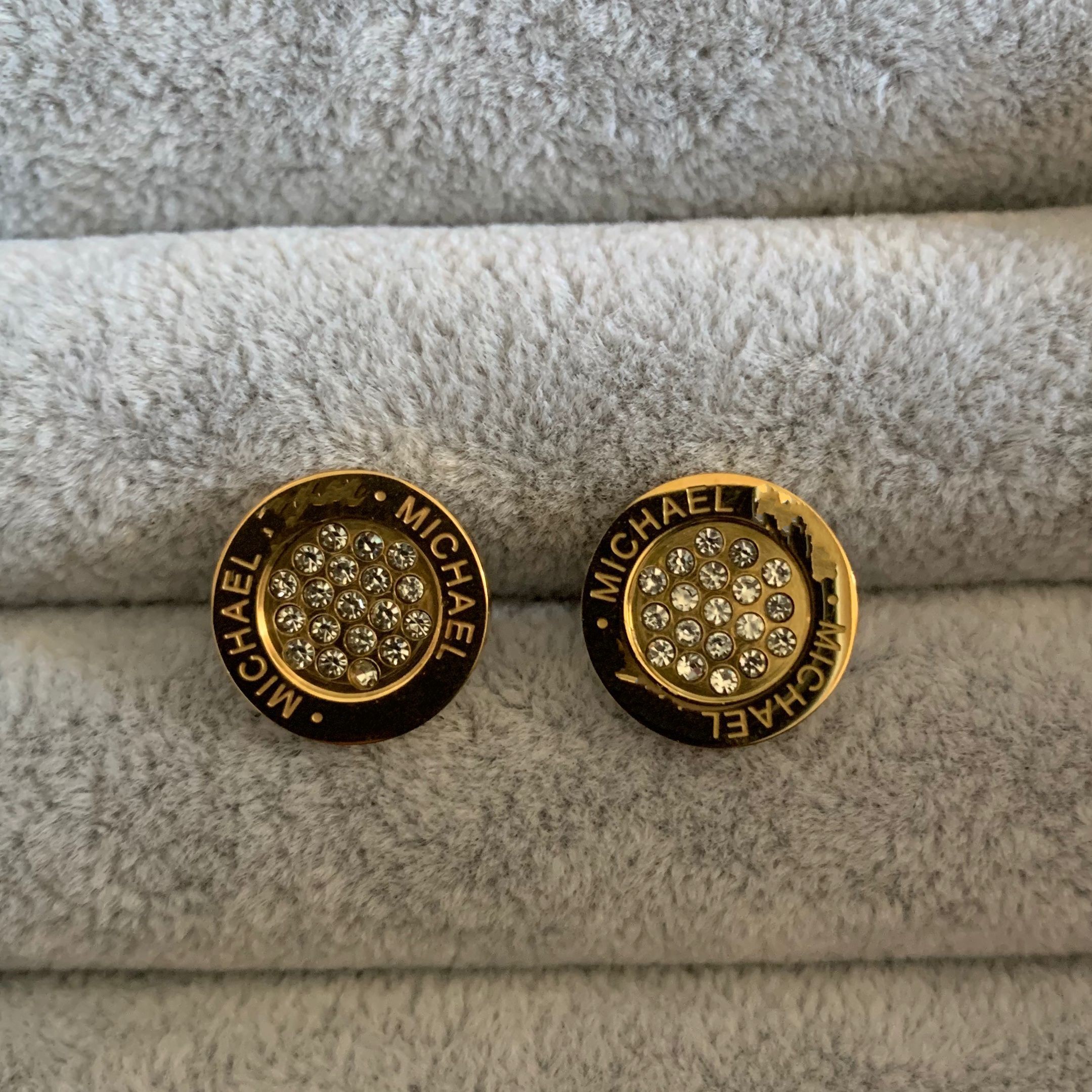 Never fade Fashion Jewelry Classic Design Women Mens stud Earrings Hip Hop Studs Earings Iced Out Bling Rock Punk Round full diamond Wedding, Golden;silver
Never fade Fashion Jewelry Classic Design Women Mens stud Earrings Hip Hop Studs Earings Iced Out Bling Rock Punk Round full diamond Wedding, Golden;silver