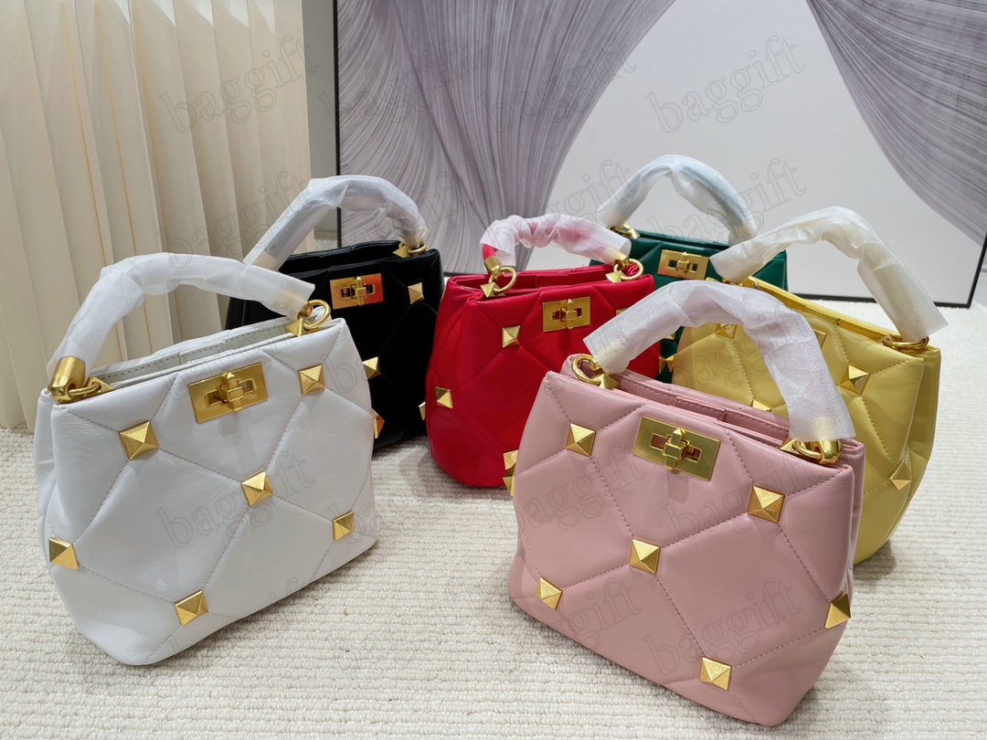 Desinger Rivet Top Handle Bag Lambskin Leather Nappa Garavani Roman Stud Womens Luxurys Shoulder Bags Crossbody Fashion Purse Wallets Mini Tote
Desinger Rivet Top Handle Bag Lambskin Leather Nappa Garavani Roman Stud Womens Luxurys Shoulder Bags Crossbody Fashion Purse Wallets Mini Tote