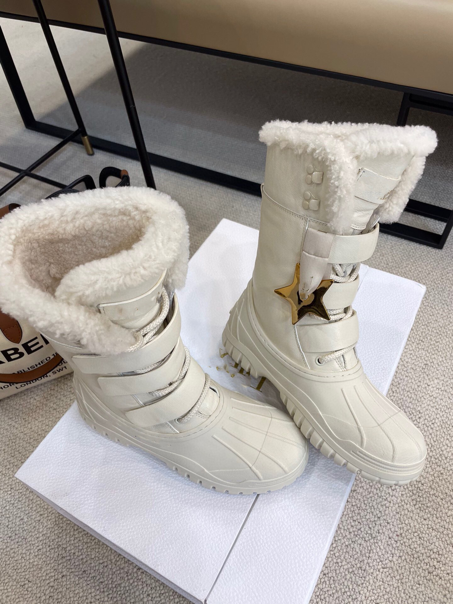 Boots Designer Classics Winter Snow boot Real Fur Slides Leather Waterproof Warm Knee High Fashion booties With Box size 35-41, Black
Boots Designer Classics Winter Snow boot Real Fur Slides Leather Waterproof Warm Knee High Fashion booties With Box size 35-41, Black