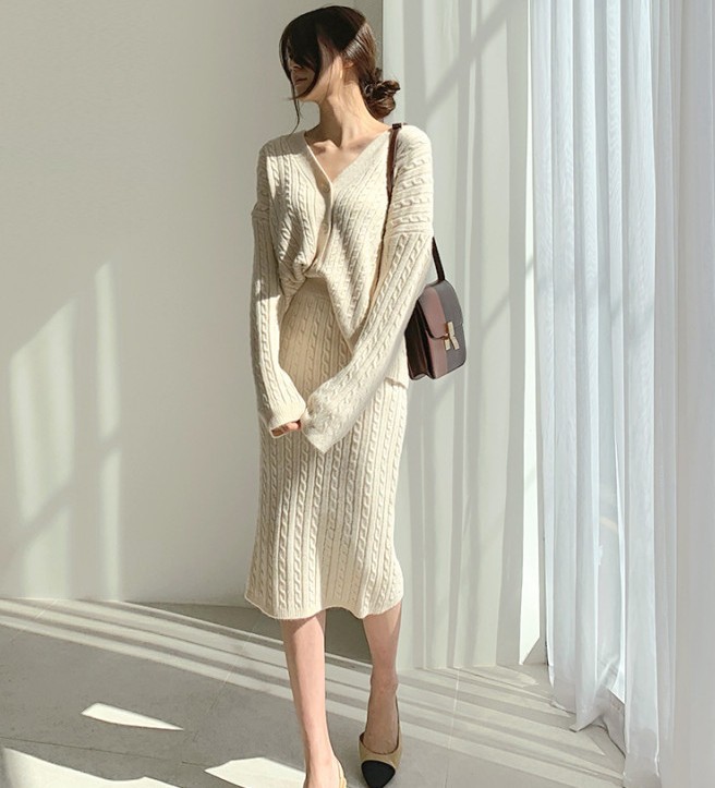 Autumn Winter Vintage Elegant Women Suit Sexy V-Neck Twist Chic Knitted Sweater + High Waist Bodycon Skirt 2 Piece Set 210518