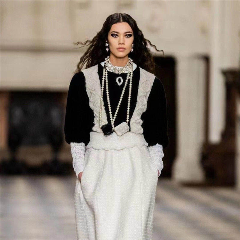 Women' sweaters Temperament black and white spell color hook spend sknit female autumn money design feeling bubble sleeve pullover sweater
Women' sweaters Temperament black and white spell color hook spend sknit female autumn money design feeling bubble sleeve pullover sweater
