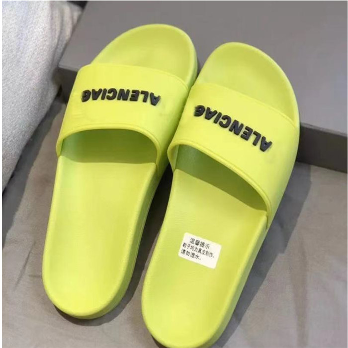 European slippers station 2021 summer letter couples flip flops outside wearing thick soled logo sandal tide, Black 
European slippers station 2021 summer letter couples flip flops outside wearing thick soled logo sandal tide, Black