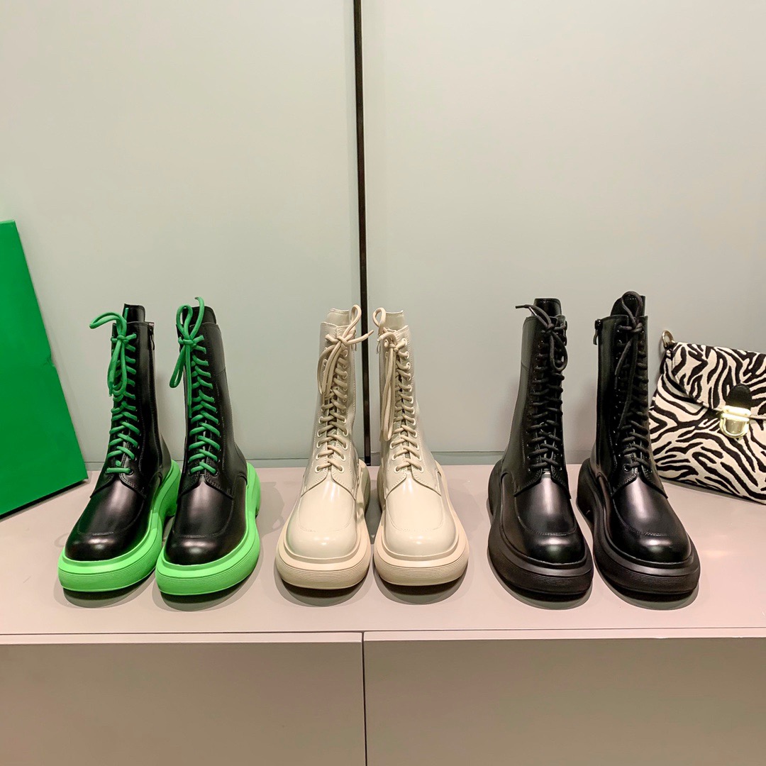 Womens Boots Designer LUG Leather Martin Ankle Chaelsea FLASH Boot Short Non-slip Wave Colored Rubber Outsole Elastic Webbing Luxury Comfort Exquisite
Womens Boots Designer LUG Leather Martin Ankle Chaelsea FLASH Boot Short Non-slip Wave Colored Rubber Outsole Elastic Webbing Luxury Comfort Exquisite
