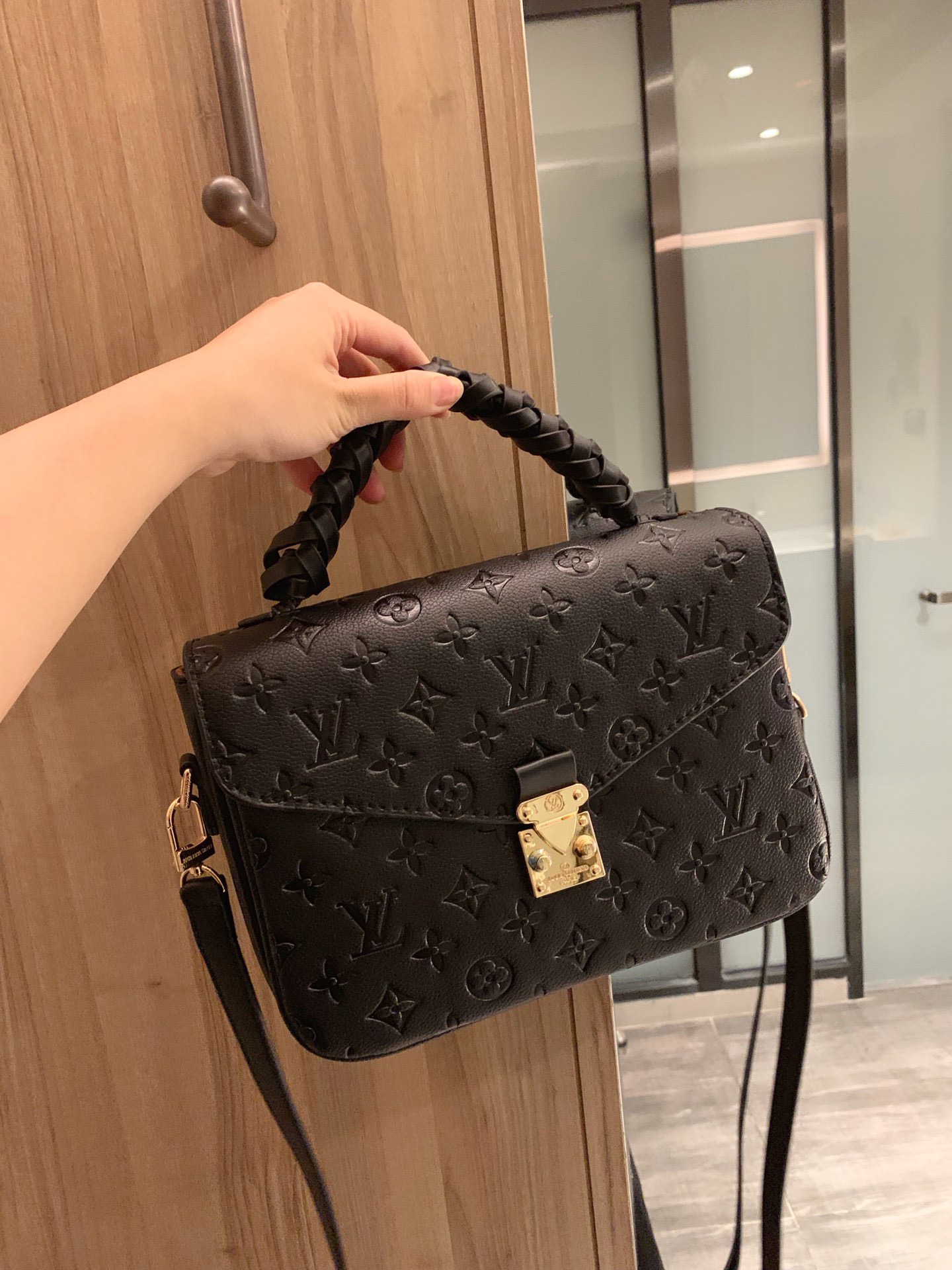 2021 women leather handbags female Postman bag hand mother bill of lading shoulder MM44875
2021 women leather handbags female Postman bag hand mother bill of lading shoulder MM44875
