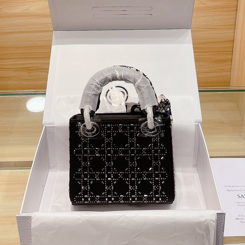 Totes Bags Women Luxury Designers Princess Lady Fashion Vintage Clutch Handbags Removable Badge Broadband Patent Leather Alligator Diamond Designer Handbag, Top quality with box
Totes Bags Women Luxury Designers Princess Lady Fashion Vintage Clutch Handbags Removable Badge Broadband Patent Leather Alligator Diamond Designer Handbag, Top quality with box