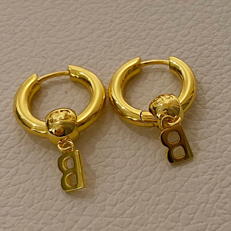 2021 New Products Europe and the United States B high-quality gold Paris Fashion Week letter BB ring buckle earrings removable earrings
2021 New Products Europe and the United States B high-quality gold Paris Fashion Week letter BB ring buckle earrings removable earrings