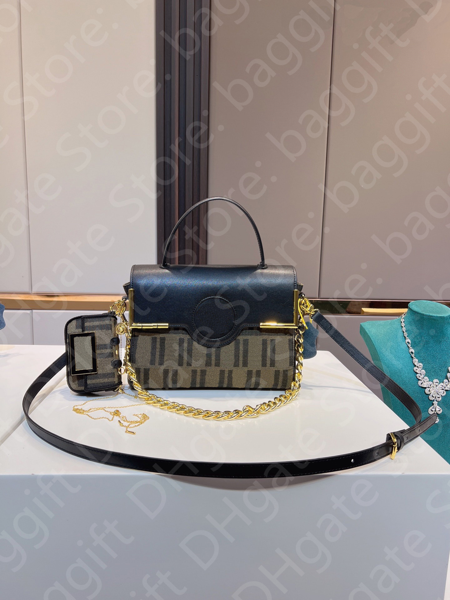 Roma Milano Leather Shoulder Bags Women Chain Crossbody Pouch Wallet Purse Luxurys Medium Kan U Logo Italy Designer Totes Monograms Letters Covered Handbags, For balance fees;no bag
Roma Milano Leather Shoulder Bags Women Chain Crossbody Pouch Wallet Purse Luxurys Medium Kan U Logo Italy Designer Totes Monograms Letters Covered Handbags, For balance fees;no bag