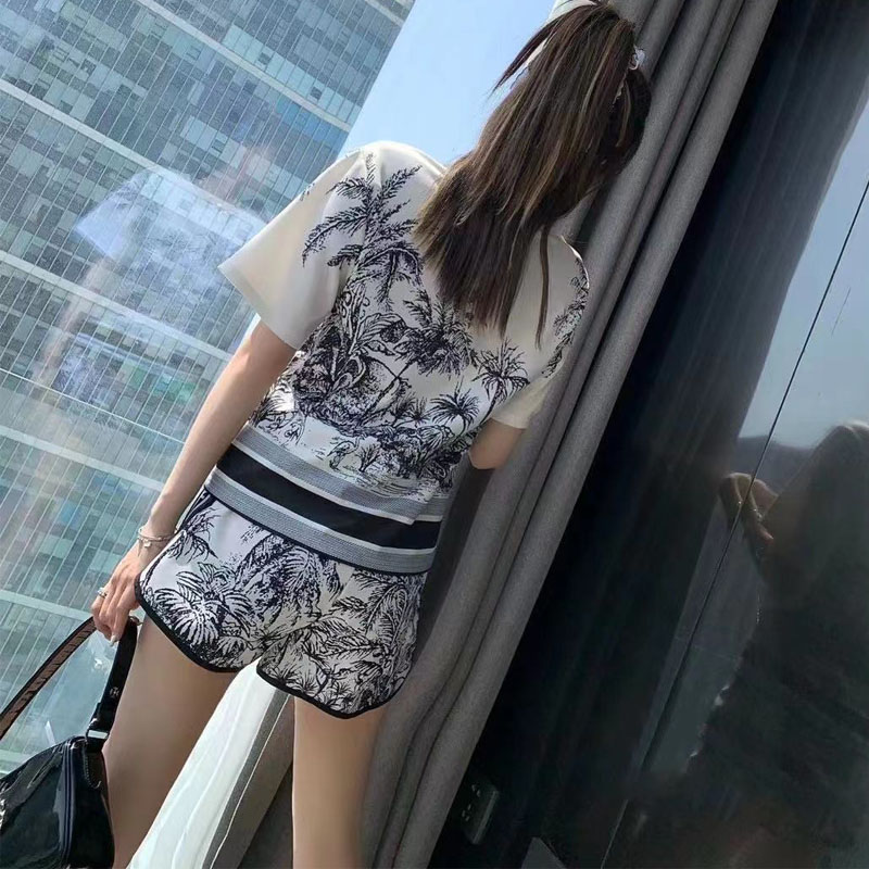 2021 Summer Women Fashion Luxury Brand Casual Short Sets Short Sleeve O-neck Loose Plus Size T-Shirt + Elastic Waist Shorts, White
2021 Summer Women Fashion Luxury Brand Casual Short Sets Short Sleeve O-neck Loose Plus Size T-Shirt + Elastic Waist Shorts, White