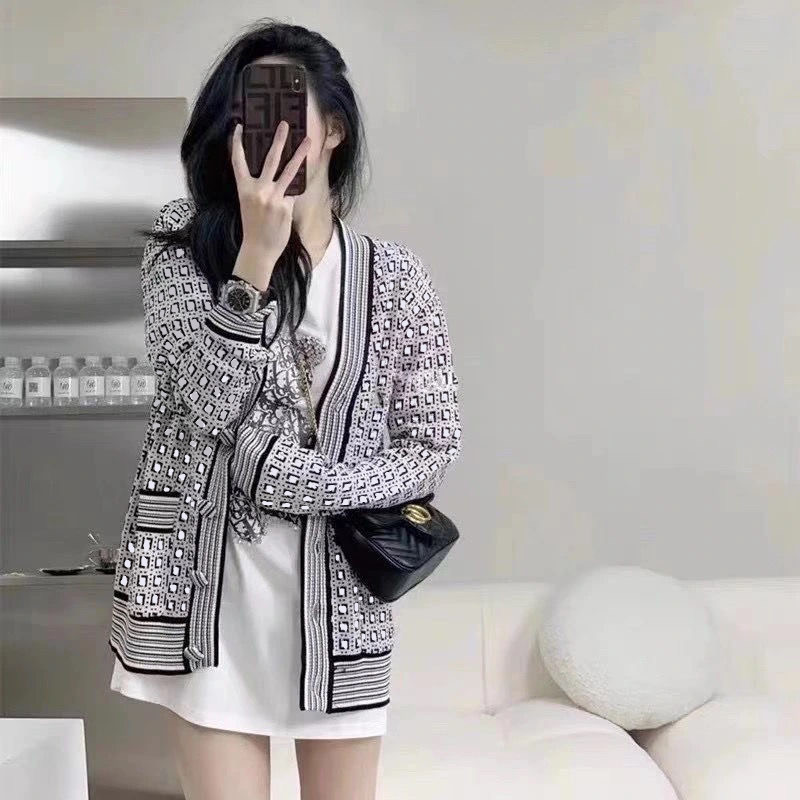 High-quality designer FF full letter LOGO Women's Knits & Tees cardigan sweater temperament V-neck jacket, White
High-quality designer FF full letter LOGO Women's Knits & Tees cardigan sweater temperament V-neck jacket, White