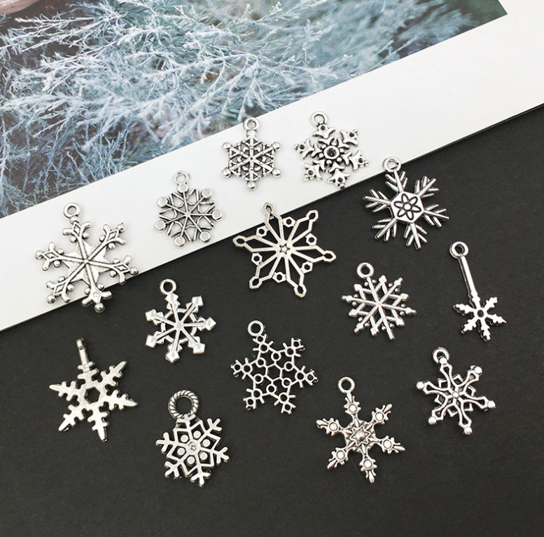 The latest model 1 pack = 70 pieces, ornaments, antique sier snowflakes, Christmas tree decorations Free shipping