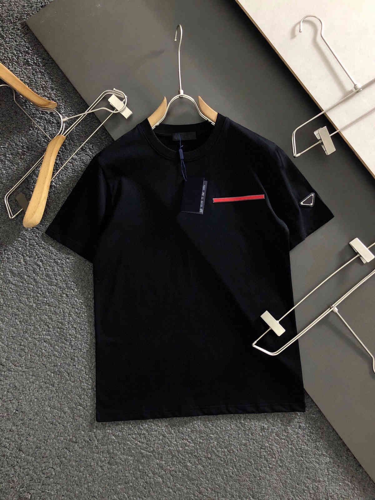 21ss new classic casual t shirts men tees custom silk fabrics comfortable feel silky Triangle metal decoration High-density solid color, Black
21ss new classic casual t shirts men tees custom silk fabrics comfortable feel silky Triangle metal decoration High-density solid color, Black