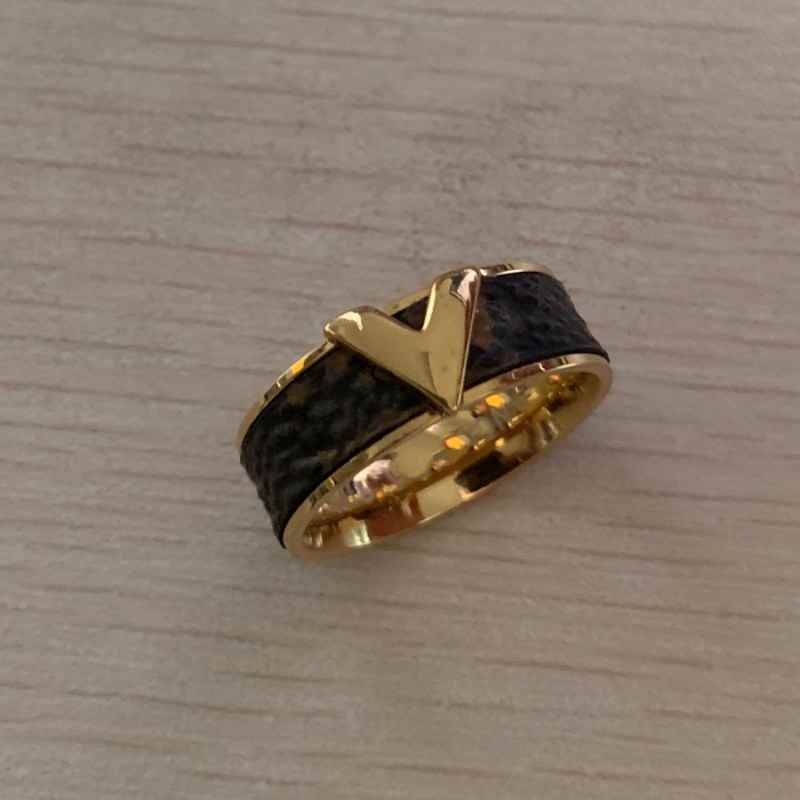 Never Fade High Quality Real Reather V Letter Lover Rings Four-Leaf Flowers Gold Silver Rose Colors Stainless Steel Women Jewelry Wholesale
Never Fade High Quality Real Reather V Letter Lover Rings Four-Leaf Flowers Gold Silver Rose Colors Stainless Steel Women Jewelry Wholesale