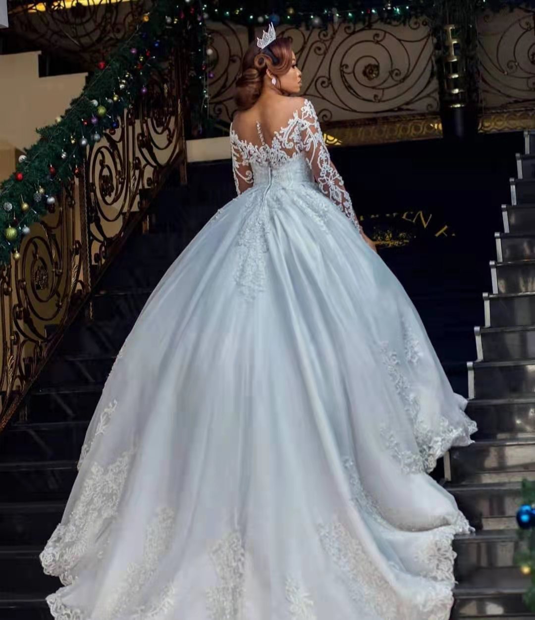 2022 Luxury Ball Gown Wedding Dresses With Long Sleeve Lace Appliqued Beads Illusion Scoop Neck Button Chapel African Bridal Wedding Dress Robes De Ma