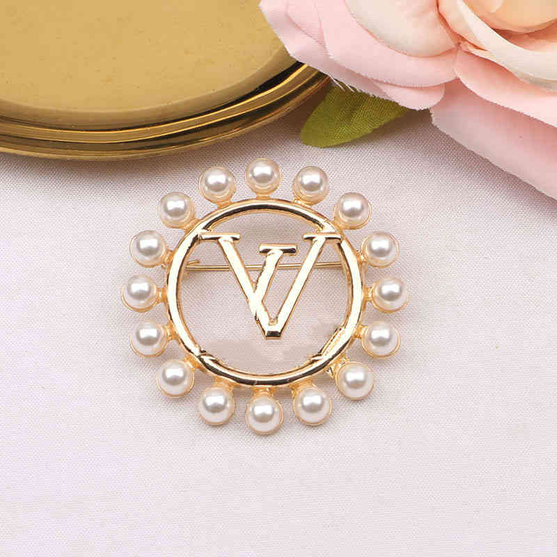 Brooch Fashion v Home Letter Inlaid Pearl Round Wisp Empty Flower Pin Women's Versatile Jewelry
