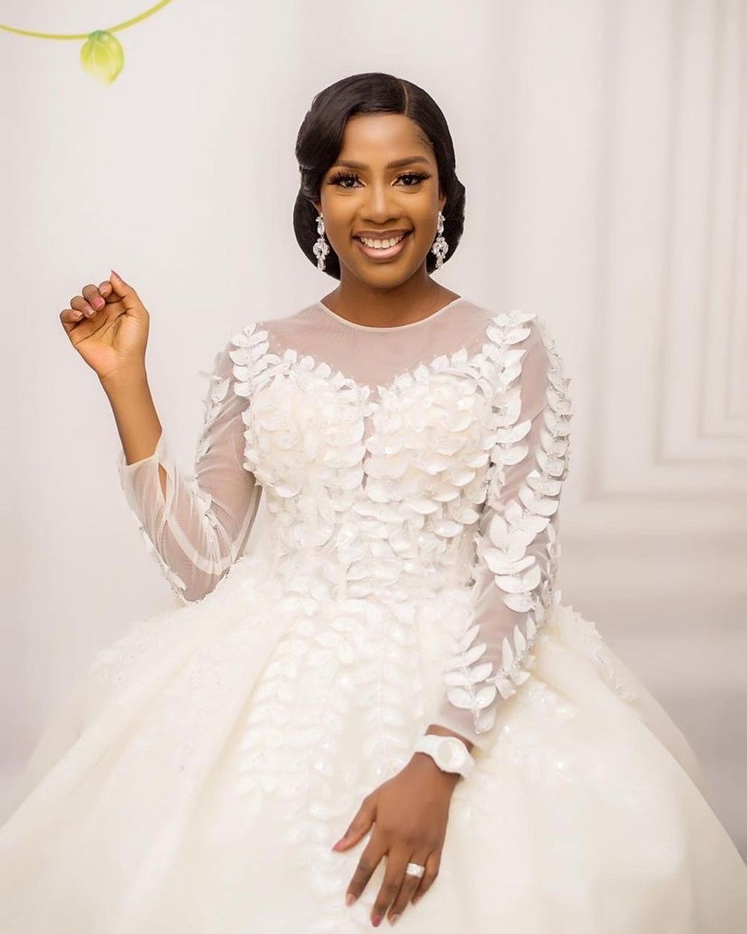 Plus Size Ball Gown Wedding Dresses Sheer Jewel Neck 3D Foral Appliques Long Sleeve Bridal Gowns Puffy Floor Length Bride Dress