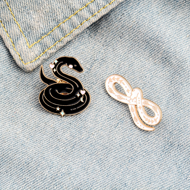 Snakes Enamel Pin Life is short, snake is long Brooches Badge Bag Shirt Lapel Pin Buckle Black White Jewelry Gift for Friends
Snakes Enamel Pin Life is short, snake is long Brooches Badge Bag Shirt Lapel Pin Buckle Black White Jewelry Gift for Friends