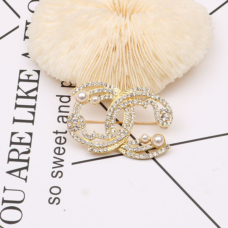 Classic Small Sweet Wind Simple Designers Pearl Brooch Diamond Women C Letters Brooches Suit Pin Fashion Jewelry Clothing Decoration High Qu, Gray
Classic Small Sweet Wind Simple Designers Pearl Brooch Diamond Women C Letters Brooches Suit Pin Fashion Jewelry Clothing Decoration High Qu, Gray