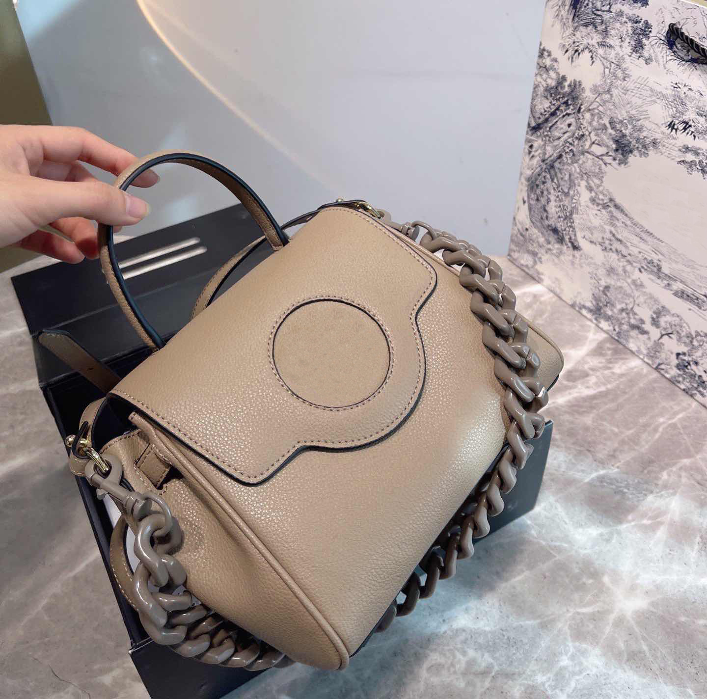 Luxury shoulder bag designer women handbag fashion with thick chain lady temperament cross body bags 5A top high quality, Make up for price
Luxury shoulder bag designer women handbag fashion with thick chain lady temperament cross body bags 5A top high quality, Make up for price