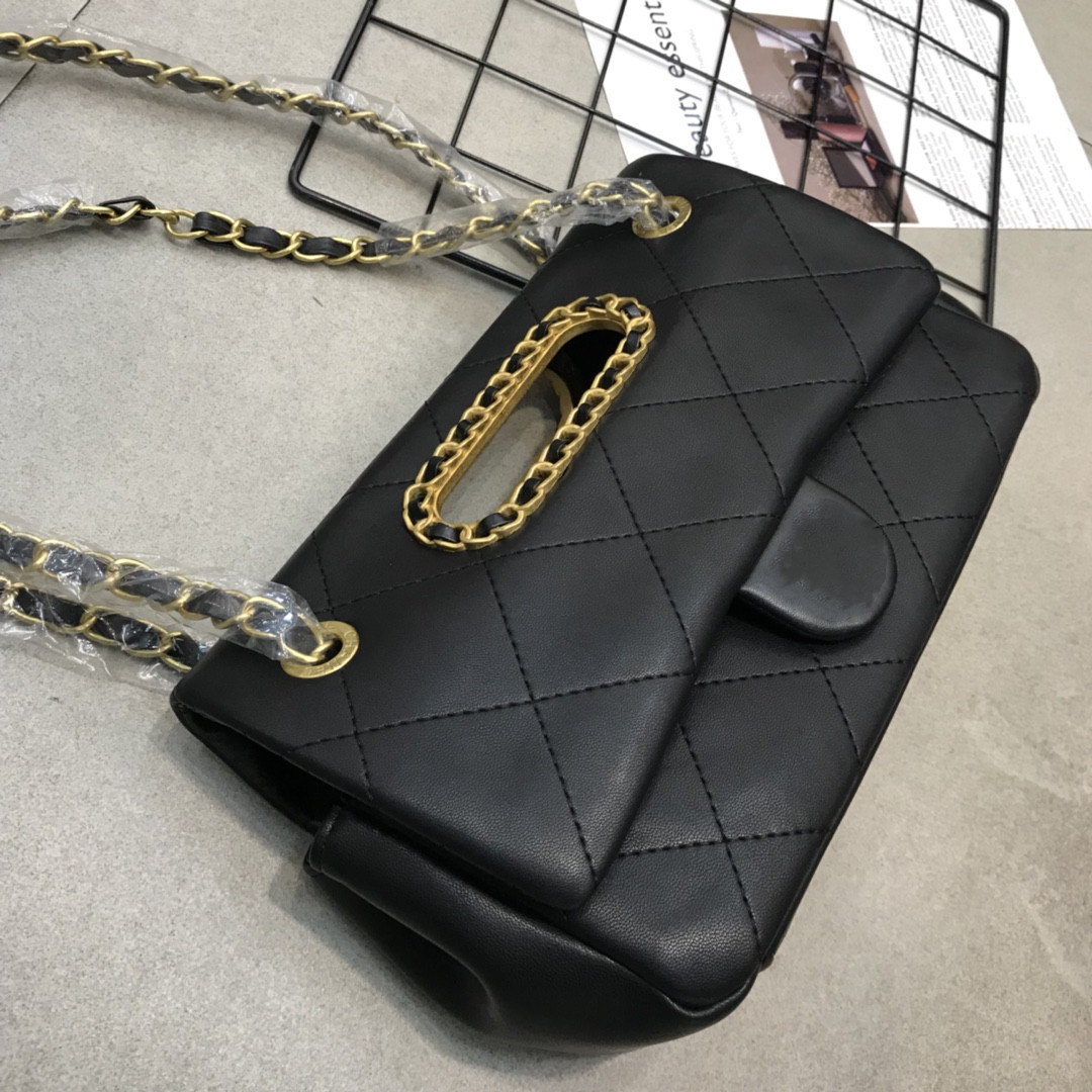 A+Small sweet wind portable clamshell packages bags female chain, leather shoes, hollow out gold chain one shoulder Contracted and the atmos 
A+Small sweet wind portable clamshell packages bags female chain, leather shoes, hollow out gold chain one shoulder Contracted and the atmos