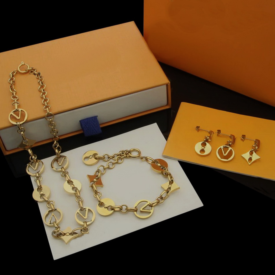 Europe America Fashion Jewelry Sets Lady Womens Gold/Silver-color Metal Hollow Out V Initials Flower Crazy in Lock Choker Necklace Bracelet Earrings M69662 M69583, No original box
Europe America Fashion Jewelry Sets Lady Womens Gold/Silver-color Metal Hollow Out V Initials Flower Crazy in Lock Choker Necklace Bracelet Earrings M69662 M69583, No original box