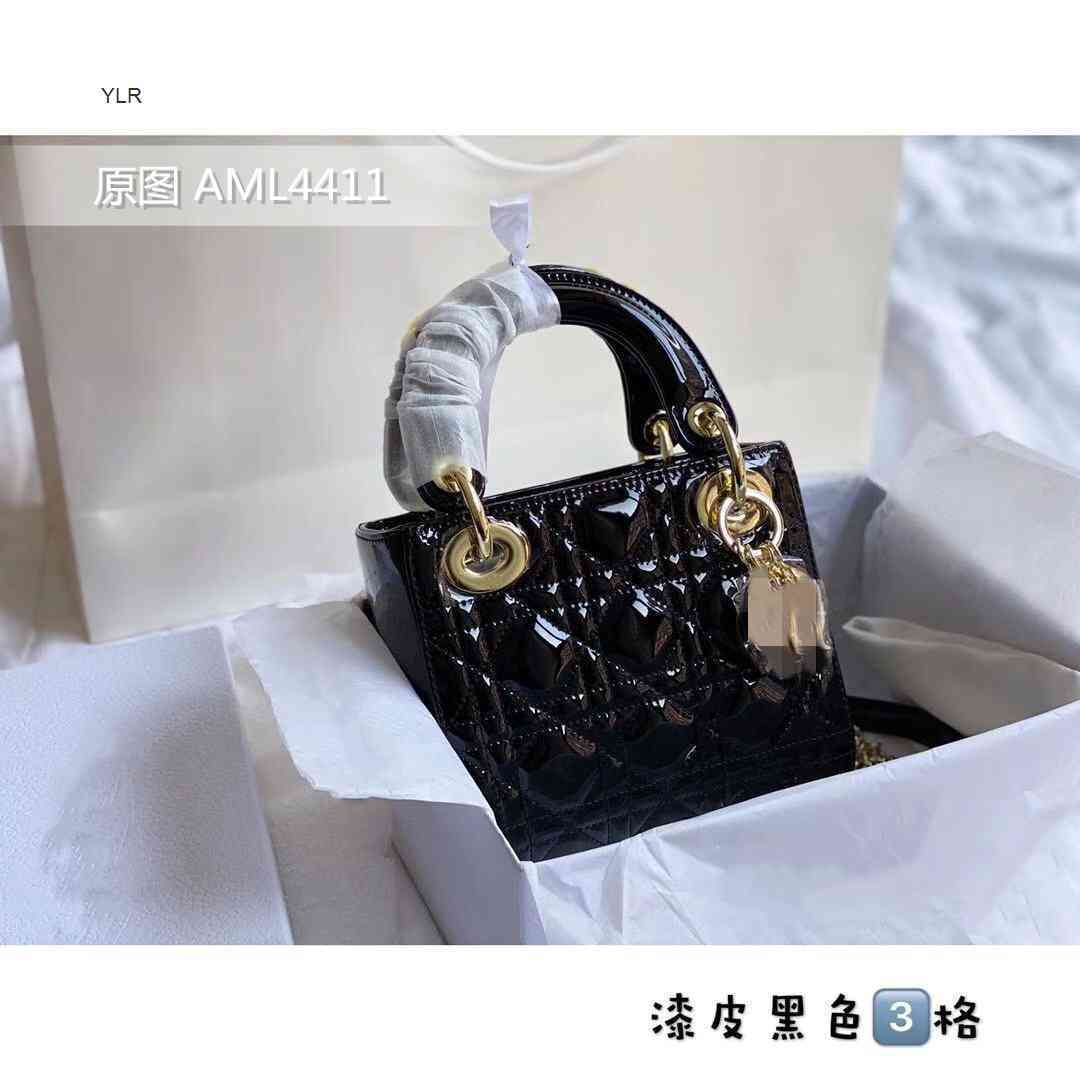 2021 new patent leather Princess bag d family classic three lattice four lattice chain women's Bag Mini diamond lattice messenger bag
2021 new patent leather Princess bag d family classic three lattice four lattice chain women's Bag Mini diamond lattice messenger bag