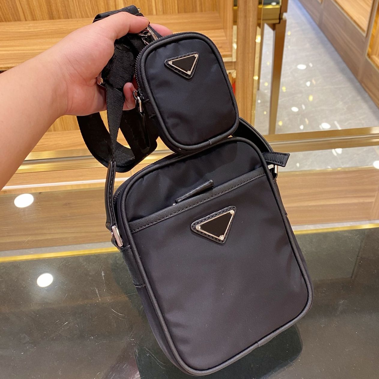 Luxurys Designers Shoulder Bags Mens and Women's Cross Body Mini Size High Quality Handbag Solid Color Black Unisex Pockets with Gift Box #195, 15cm*20cm*6cm
Luxurys Designers Shoulder Bags Mens and Women's Cross Body Mini Size High Quality Handbag Solid Color Black Unisex Pockets with Gift Box #195, 15cm*20cm*6cm