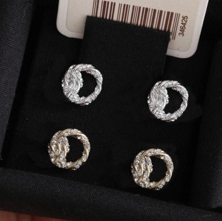 Fashion gold diamond stud earrings aretes for lady Women Party Wedding Lovers gift engagement Jewelry for Bride with box.
Fashion gold diamond stud earrings aretes for lady Women Party Wedding Lovers gift engagement Jewelry for Bride with box.