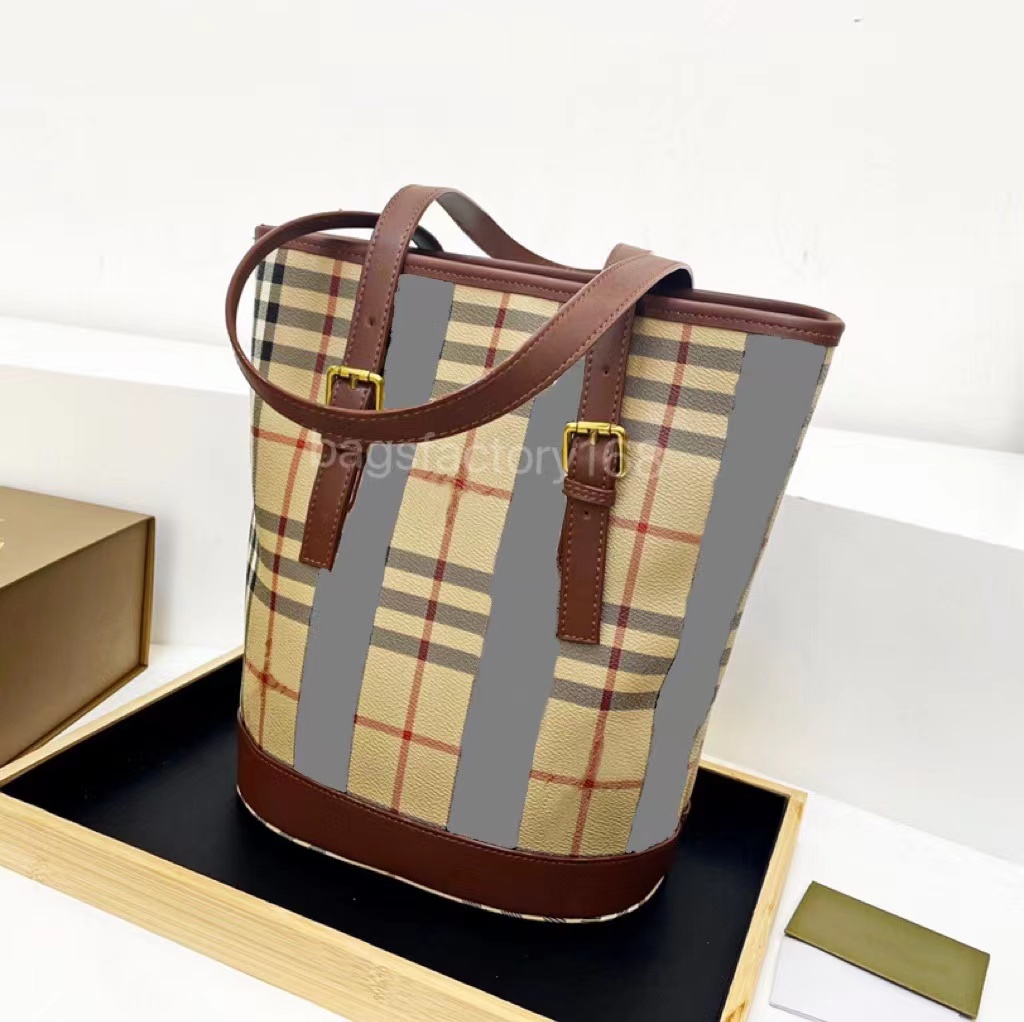 Luxury Design Classic High Quality Tassel Bucket Bag Latticed Stripe Tote Bags Neutral Wind Retro Modern Shoulder Pakage Zipper Drawstring Packages, 11111
Luxury Design Classic High Quality Tassel Bucket Bag Latticed Stripe Tote Bags Neutral Wind Retro Modern Shoulder Pakage Zipper Drawstring Packages, 11111