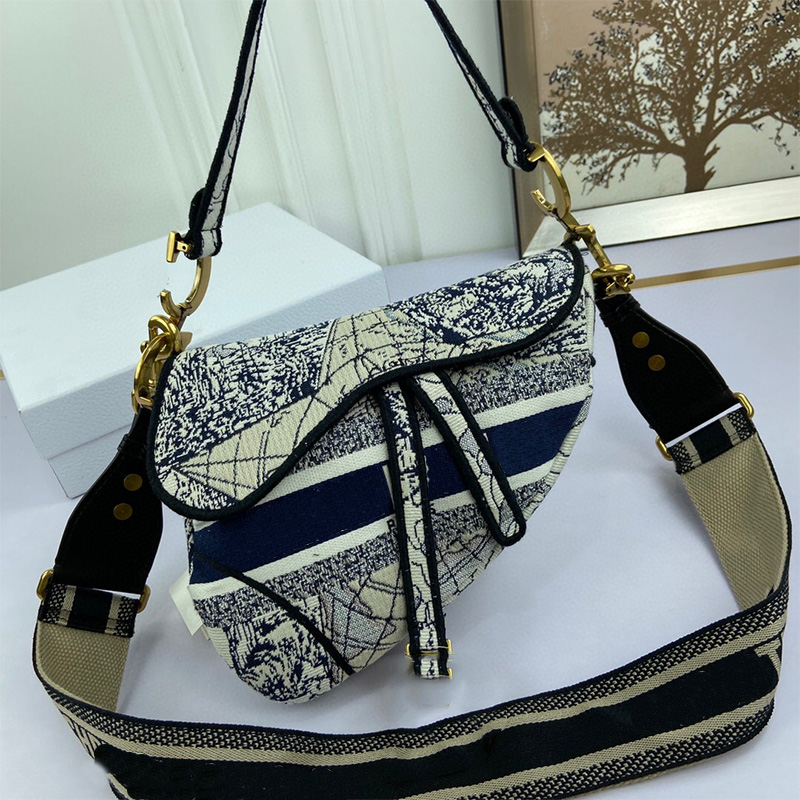 Ladies designer bags handbag 2021 new one shoulder messenger top quality classic embroidery saddle bag size 25.5cm, Plum
Ladies designer bags handbag 2021 new one shoulder messenger top quality classic embroidery saddle bag size 25.5cm, Plum