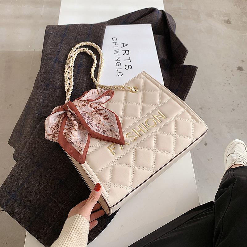 Evening Bags Leisure Lingge Ladies Bag 2021 Fashion Atmosphere Retro Chain Design Sense Versatile Silk Scarf One-shoulder Handbag 
Evening Bags Leisure Lingge Ladies Bag 2021 Fashion Atmosphere Retro Chain Design Sense Versatile Silk Scarf One-shoulder Handbag