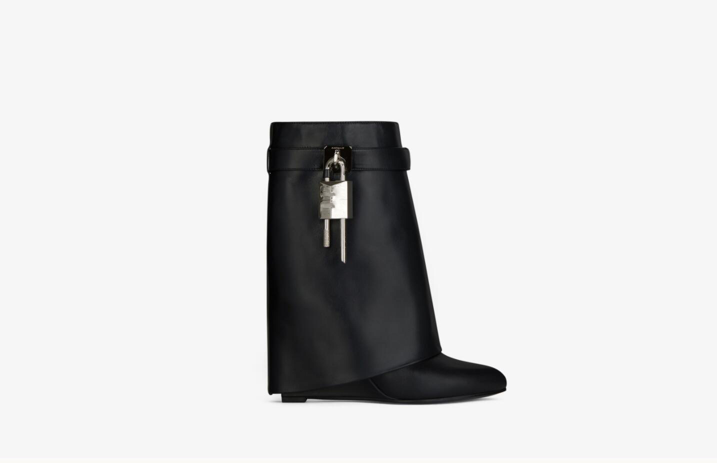 SHARK LOCK PANT Boots Fur boot in grained calfskin leather band featuring metal clasp around the leg with silver-finish asymmetrical size 35-42, 4#
SHARK LOCK PANT Boots Fur boot in grained calfskin leather band featuring metal clasp around the leg with silver-finish asymmetrical size 35-42, 4#