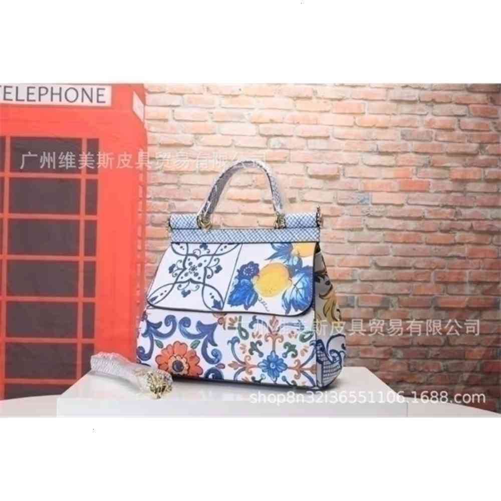 D G 2021fashiion DG ladies printing hand box designers bag 9909, Safflower with box
D G 2021fashiion DG ladies printing hand box designers bag 9909, Safflower with box