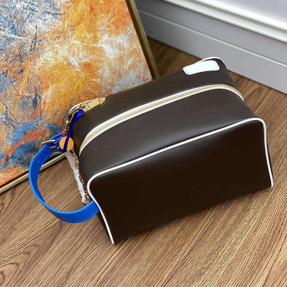 7A+Designers new style women bags M85149 The lavatory bag looks nice Made M85149 of soft canvas Equipped with double zipper large opening fashion bags
7A+Designers new style women bags M85149 The lavatory bag looks nice Made M85149 of soft canvas Equipped with double zipper large opening fashion bags