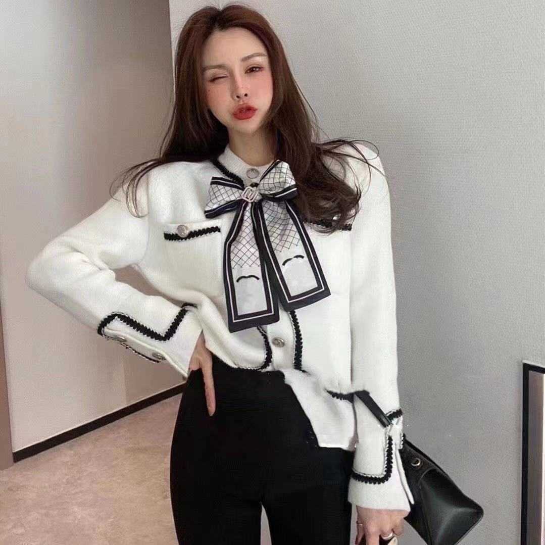 Autumn and winter new Korean version of the red jacket female thick design round neck contrast color short cardigan sweater knitting, White
Autumn and winter new Korean version of the red jacket female thick design round neck contrast color short cardigan sweater knitting, White