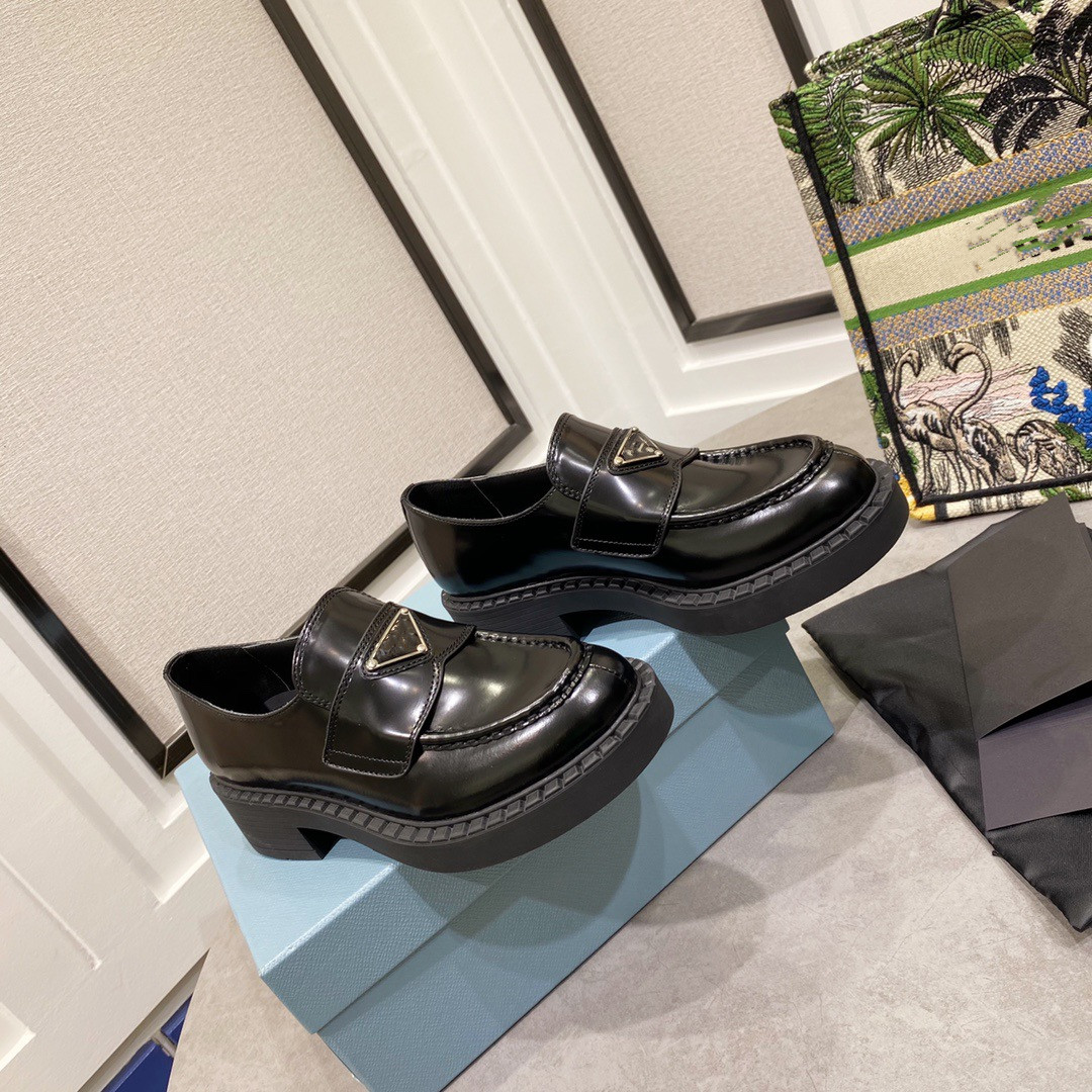 The retro loafers casual shoes are made of glossy leather and embellished with signature enamelled triangles size 35-40, Black
The retro loafers casual shoes are made of glossy leather and embellished with signature enamelled triangles size 35-40, Black